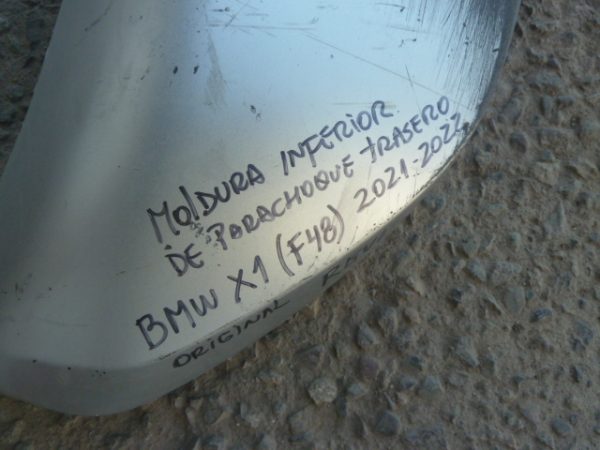 moldura parachoque inferior trasera bmw X1 f48 2021 2022 daños - Imagen 3