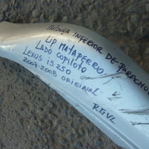 moldura lip inferior copiloto parachoq lexus is250 2007 2008 daños
