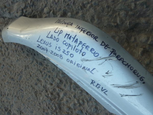 moldura lip inferior copiloto parachoq lexus is250 2007 2008 daños - Imagen 2