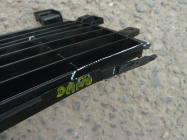 rejilla de parachoque mitsubishi montero v80 2008 2011 daños - Imagen 6