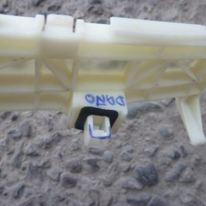 soporte ménsula mazda 2 sedan 2010 2014 trasera chofer daños