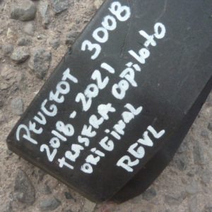 moldura de tapabarro pgeot 3008 2018 2021 delant copiloto daños