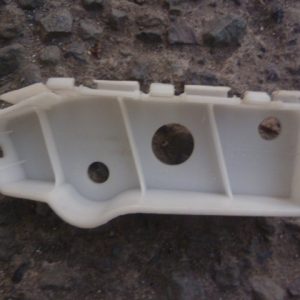 Mensula soporte mahindra genio 2012 2014 delantera copiloto