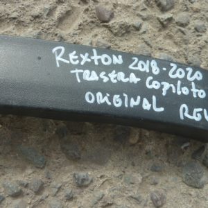 moldura rexton 2018 2019 2020 costado trasera copiloto – daños