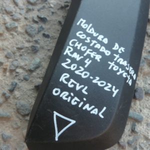 moldura toyota rav4 2020 2024 de tapabarro trasera chofer