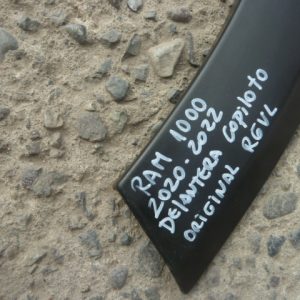 moldura ram 1000 2020 2022 tapabarro delantero copiloto daños