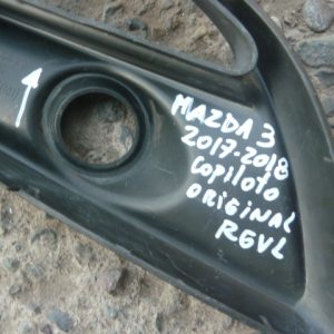moldura bisel tapa de neblinero mazda 3 2017 2018 copiloto