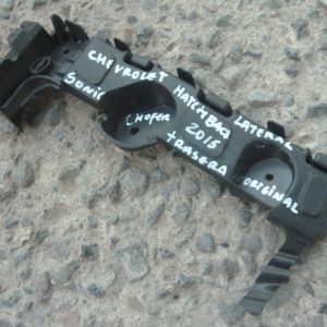 Mensula soporte chev sonic hatchback 2015 lateral tras chofer