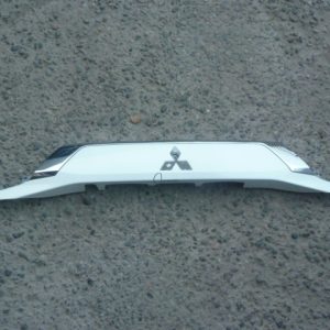 embellecedor mitsubishi outlander 2016 2023 de portalon – daños