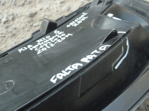 moldura tapa bisel neblinero kia rio 5 2012 2014 copiloto daños - Imagen 4