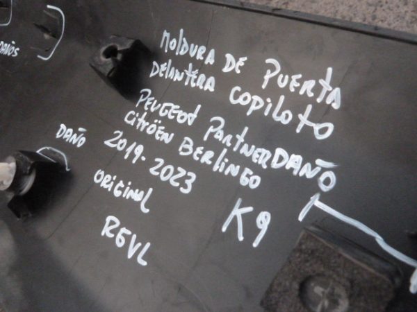 moldura partner k9 2019 2023 puerta delantera copiloto daños - Imagen 6
