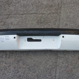 parachoque trasero central saveiro 2013 2015 moldura portalon