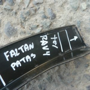 moldura rav4 2013 2015 parachoque delant copiloto daños