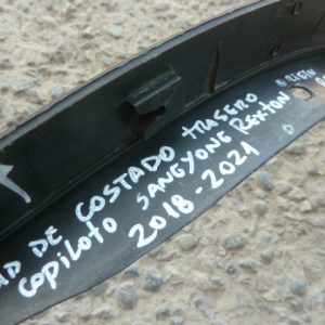moldura rexton 2018 2021 de costado trasero copiloto daños