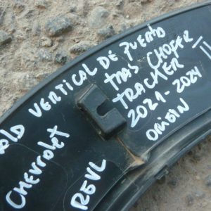 moldura tracker 2021 2023 de puerta trasera vertical chofer daños