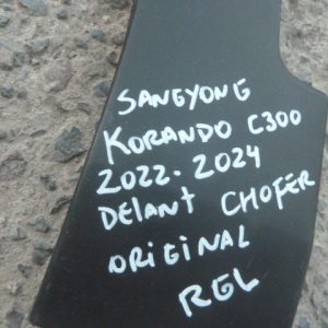 Moldura korando c300 2022 2024 tapabarro delantero chofer