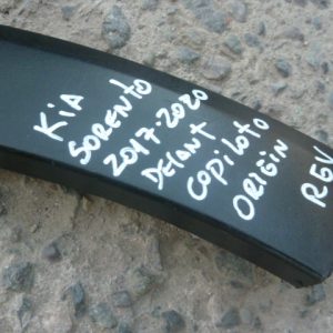 Moldura kia sorento 2017 2020 tapabarro delantera copiloto