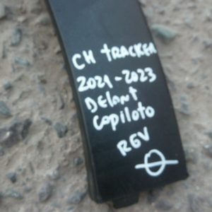 Moldura chevrolet tracker 2021 2023 tapabarro del copiloto daños