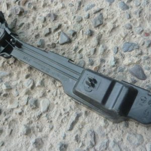 Mensula soporte kia carens 2008 2011 tapabarro delantero copiloto