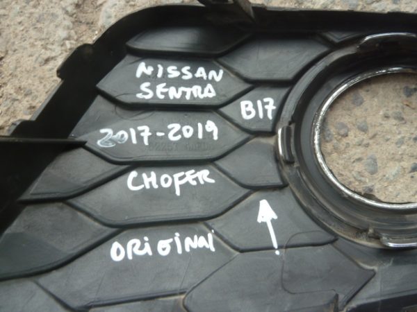 moldura tapa bisel neblinero sentra b17 2017-19 chofer daños - Imagen 4