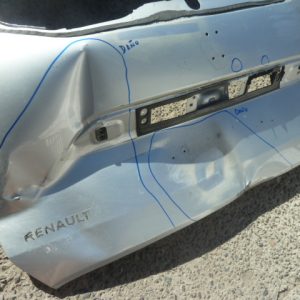 portalon renault duster 2022 2024 – abollado dañado