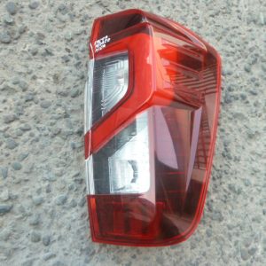 Foco navara 2022 2023 tras copiloto halog/leds buenos – daño mica