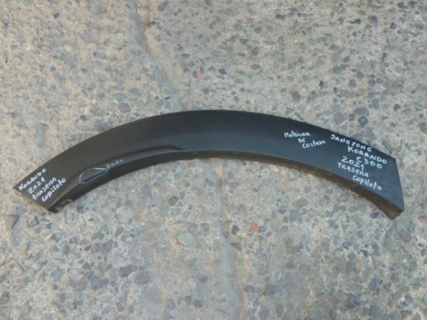 Moldura ssangyong korando c300 2021 2022 costado tras copiloto