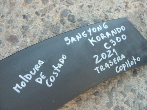 Moldura ssangyong korando c300 2021 2022 costado tras copiloto - Imagen 3