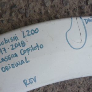moldura mitsubishi l200 2017 2018 trasero copiloto daños