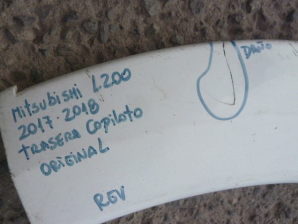 moldura mitsubishi l200 2017 2018 trasero copiloto  daños - Imagen 2