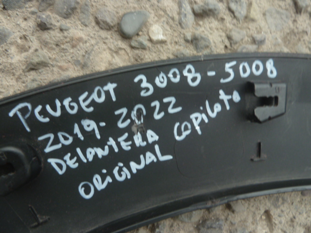 moldura paso rueda peugeot 3008 5008 2019-22 del copiloto daños - Imagen 3