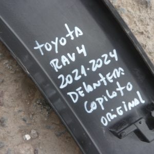 moldura paso rueda toyota rav4 2021 2024 del copiloto daños
