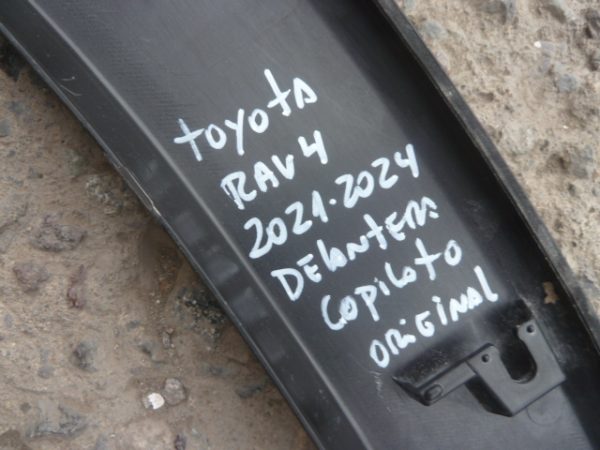 moldura paso rueda toyota rav4 2021 2024 del copiloto daños - Imagen 2