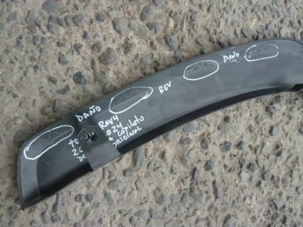 moldura paso rueda toyota rav4 2021 2024 del copiloto daños - Imagen 3