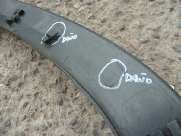 moldura paso de rueda tracker 2021 2023 delantera chofer daños - Imagen 3