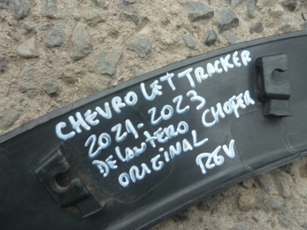 moldura paso de rueda tracker 2021 2023 delantera chofer daños - Imagen 4