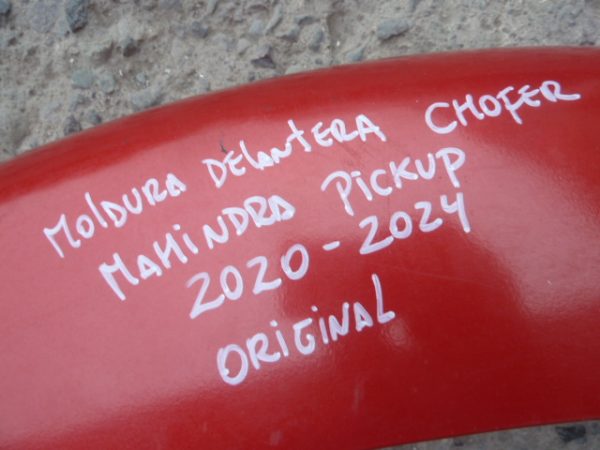 moldura paso rueda mahindra pick up 2020 2024 delantera chofer daños - Imagen 2