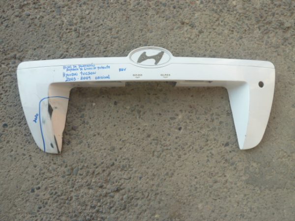 moldura portalon hyundai tucson 2005 2009 soporte luces patente daños