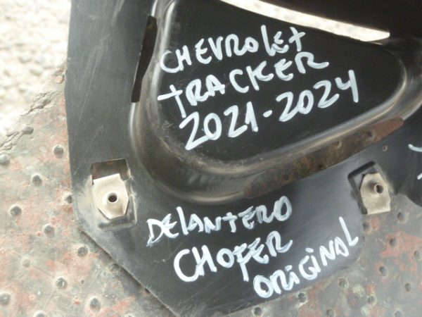 Guardafango tracker 2021 2024 delantero chofer dañado - Imagen 3