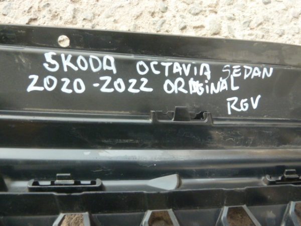 mascara rejilla skoda octavia 2020 2021 2022 - original daños - Imagen 4