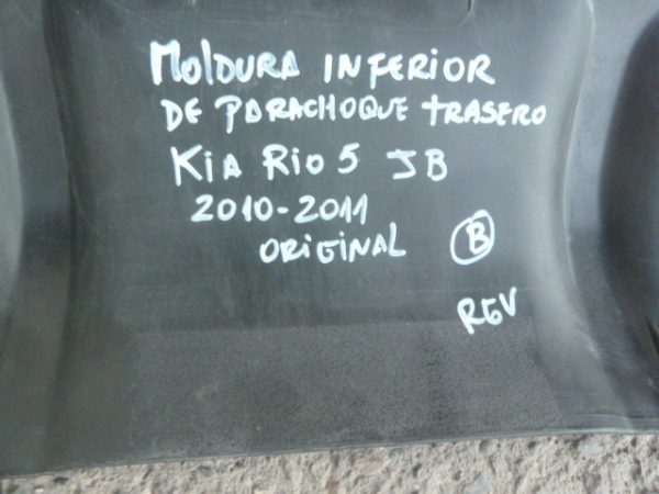 moldura inferior parachoque trasero kia rio 5 jb 2010 2011 - Imagen 2