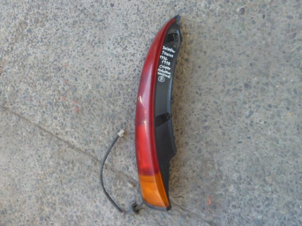Foco trasero daihatsu terios 1996 1998 original chofer - Imagen 2