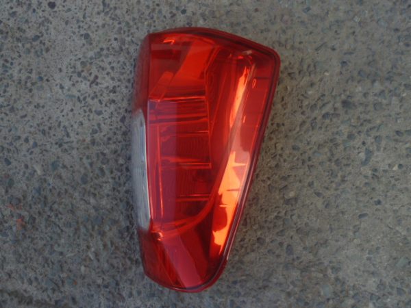 Foco nissan np300 2016 2020 trasero copiloto daños - Imagen 3