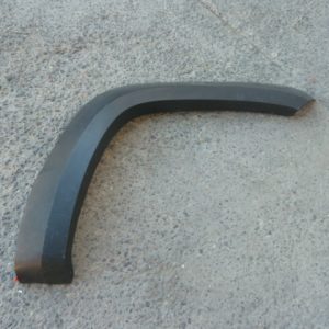 Moldura paso rueda vw amarok 2010 2020 delantera copiloto buena