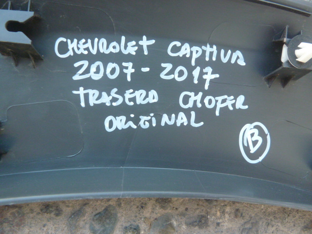 Moldura paso rueda captiva 2007 2017 trasera copiloto buena - Imagen 3