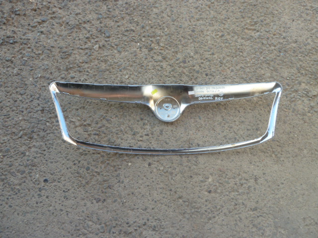 Moldura bisel skoda octavia 2009 2012 cromado de mascara - Imagen 4