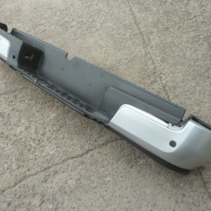 Parachoque nissan navara 2021 2023 trasero con detalles
